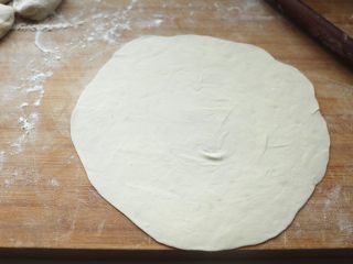 土豆丝卷饼,最后擀成了薄而均匀的面饼。