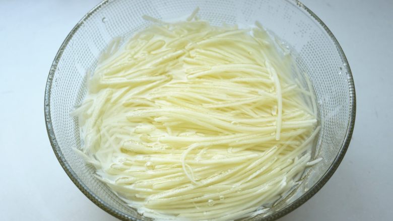 土豆丝卷饼,两个土豆去皮，用刨丝器刨成细丝，浸入水中洗净淀粉。