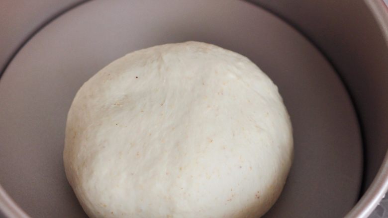 披萨派对面包,将揉好的面团，整成圆形，放入8寸戚风模具中。