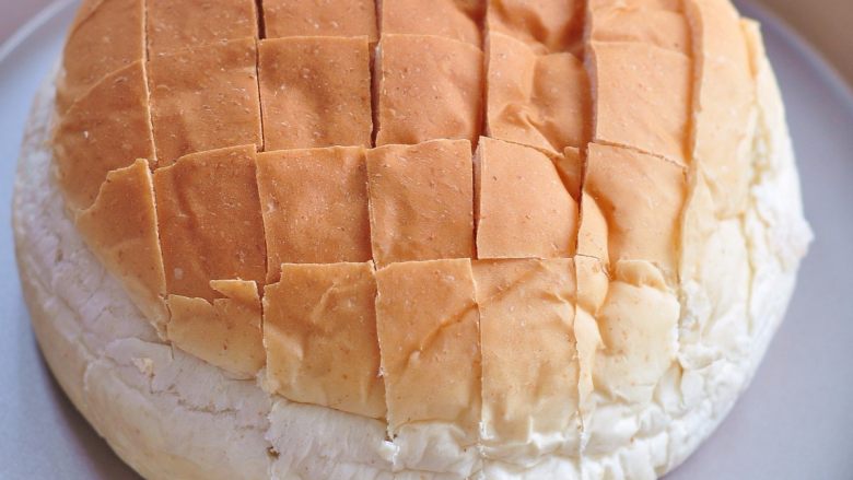 披萨派对面包,将面包表面横竖切出格子形状，不要切断，只切通表面。