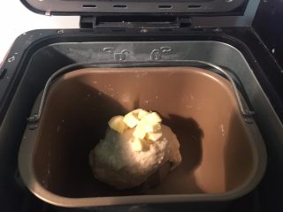 培根芝士面包卷,和成面团后加入切小的黄油粒，继续和面
