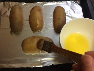 烤土豆皮,把土豆对半切开，刷上黄油
