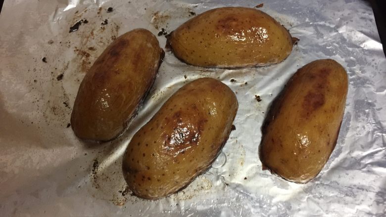 烤土豆皮,如果感觉土豆皮不够脆可以再次刷黄油烤一会，自己掌握