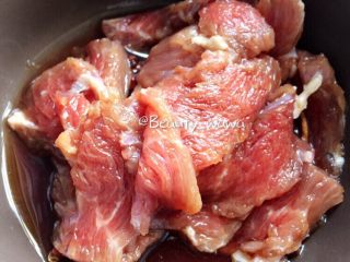 关于意面的N➕1种吃法,如果是加入牛肉的，需要提前把牛肉切好洗净，加入盐、生抽、淀粉抓匀，腌制5-10分钟（加火腿这步可省略，直接将火腿切成长条片即可）