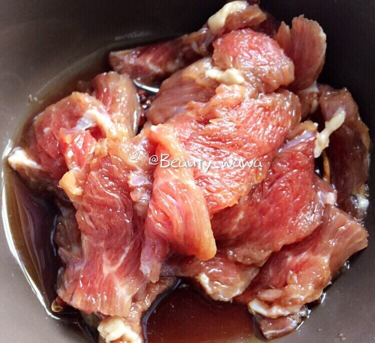 关于意面的N➕1种吃法,如果是加入牛肉的，需要提前把牛肉切好洗净，加入盐、生抽、淀粉抓匀，腌制5-10分钟（加火腿这步可省略，直接将火腿切成长条片即可）