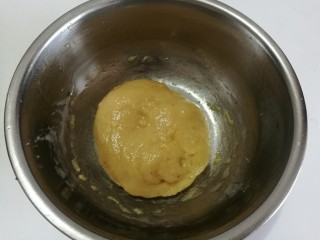麻薯软欧面包,黄油揉进麻薯面团里面，揉成光滑的面团。放入冰箱冷藏
