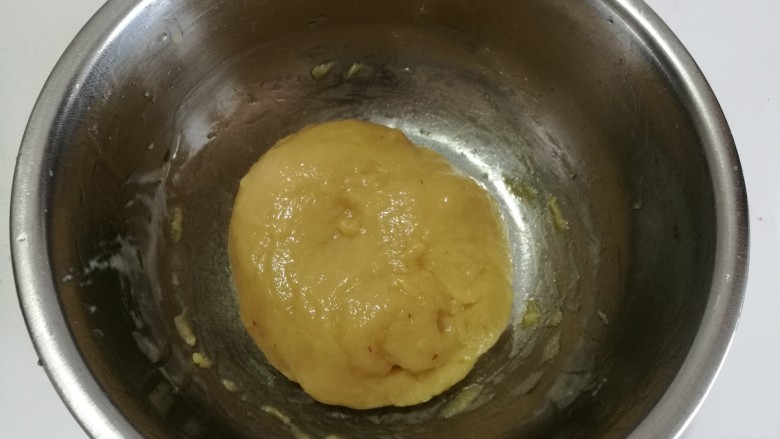 麻薯软欧面包,黄油揉进麻薯面团里面，揉成光滑的面团。放入冰箱冷藏