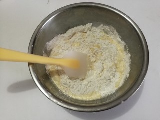 麻薯软欧面包,糯米粉，玉米淀粉，炼奶，白砂糖放在一起混合