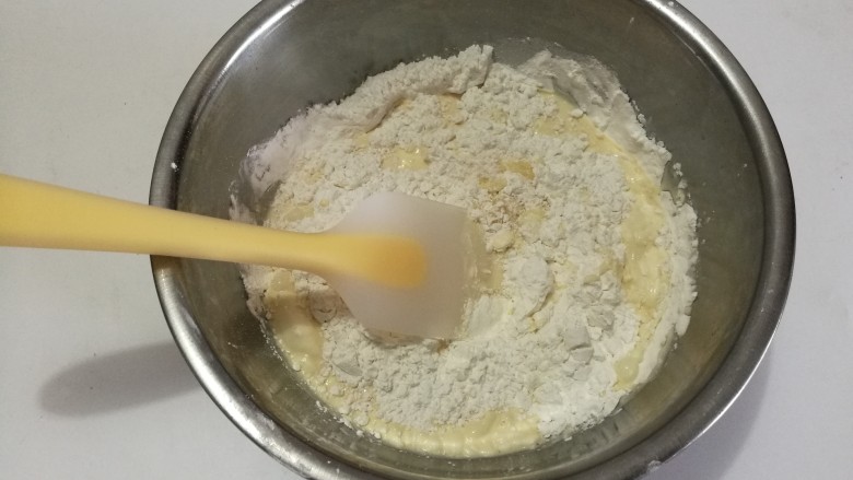 麻薯软欧面包,糯米粉，玉米淀粉，炼奶，白砂糖放在一起混合