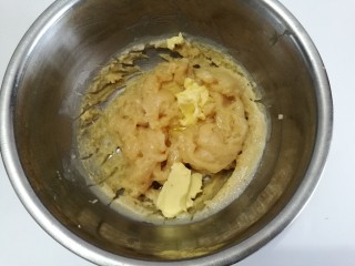 麻薯软欧面包,拿出来趁热放入黄油。