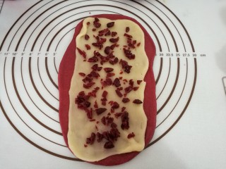 麻薯软欧面包,撒上切碎的蔓越莓干