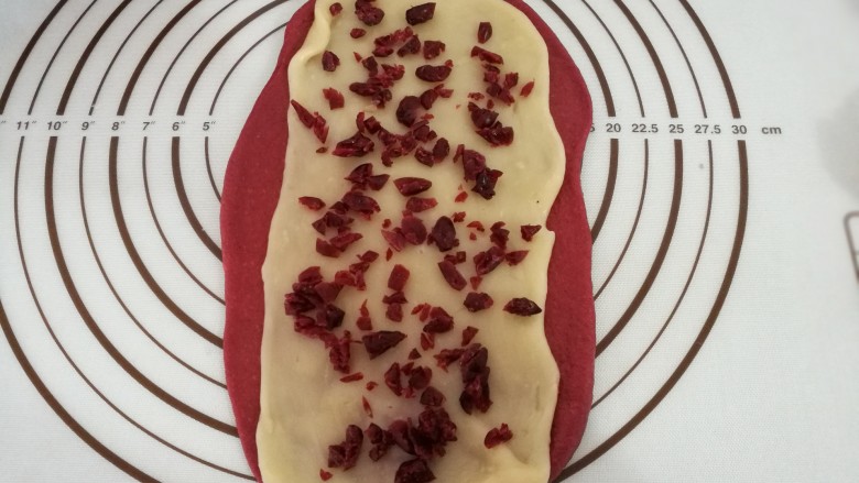 麻薯软欧面包,撒上切碎的蔓越莓干