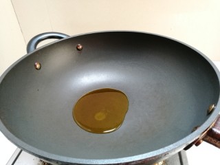 糖醋排骨,锅里热锅，放入植物油