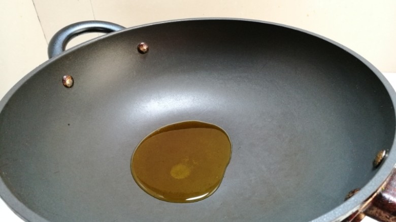 糖醋排骨,锅里热锅，放入植物油