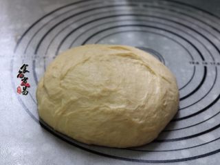 板栗馅柔软小餐包,取出揉好的面团，放在案板上整形，如果太黏手，可以涂抹一点食用油，或手上拍点干粉