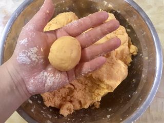 闽南炸枣-榴莲馅,取一块红薯泥搓成直径约3厘米的圆球，不要用力捏，只需要轻轻搓一搓，搓成不规则圆球就行了