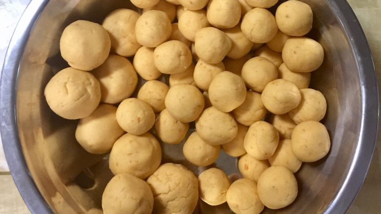 闽南炸枣-榴莲馅,这是1斤红薯1斤糯米粉做出来的所有薯球，大的是包榴莲馅的，小的是无馅的纯薯球