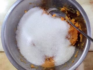 闽南炸枣-榴莲馅,将白糖倒入红薯泥，搅拌均匀