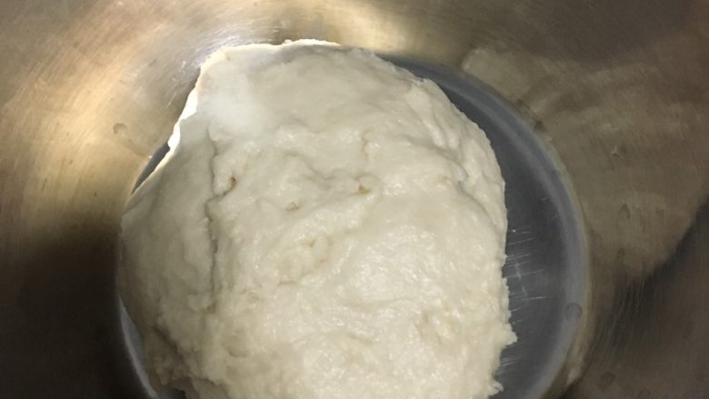 北海道奶油吐司,中种面团揉至无干粉，放冰箱冷藏