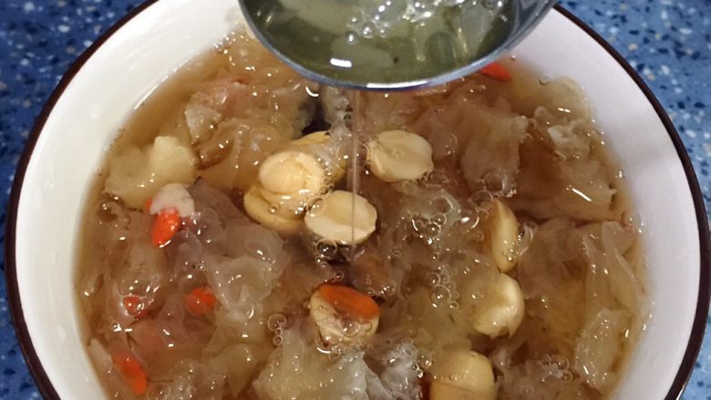 银耳莲子汤,喜欢吃冰凉的可以放入冰箱冷冻，味道跟好。