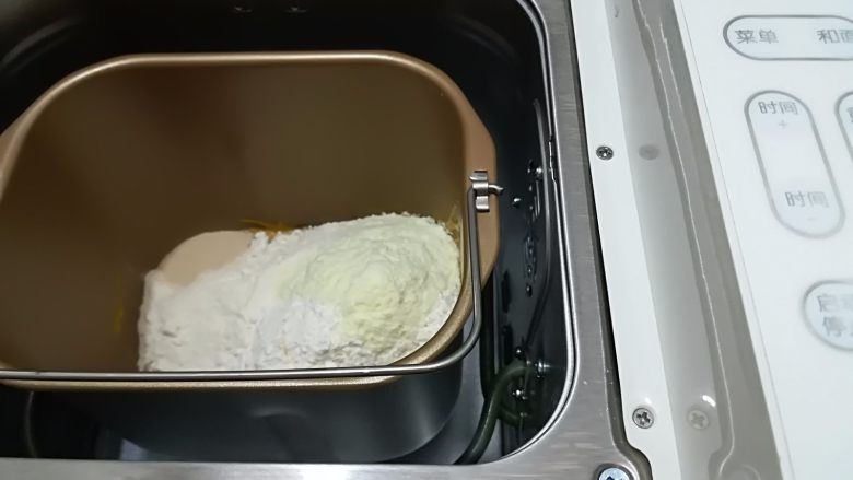 南瓜椰蓉面包（无油版）,把所有材料都称进面包机桶内开始揉面，2个和面程序就可以
