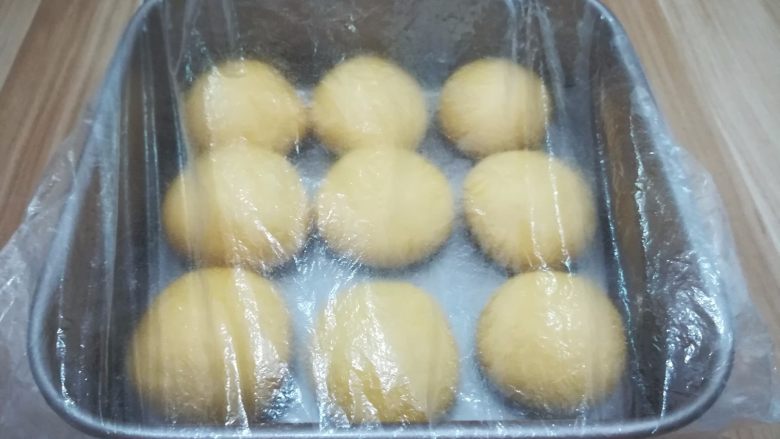 南瓜椰蓉面包（无油版）,把包好的面团码在模具中进行二发