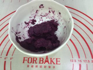 紫薯奶香吐司,把紫薯蒸熟压成泥状备用