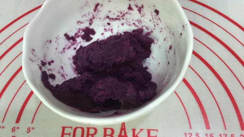 紫薯奶香吐司,把紫薯蒸熟压成泥状备用