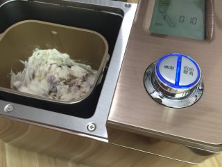 紫薯奶香吐司,启动和面程序两次10分钟