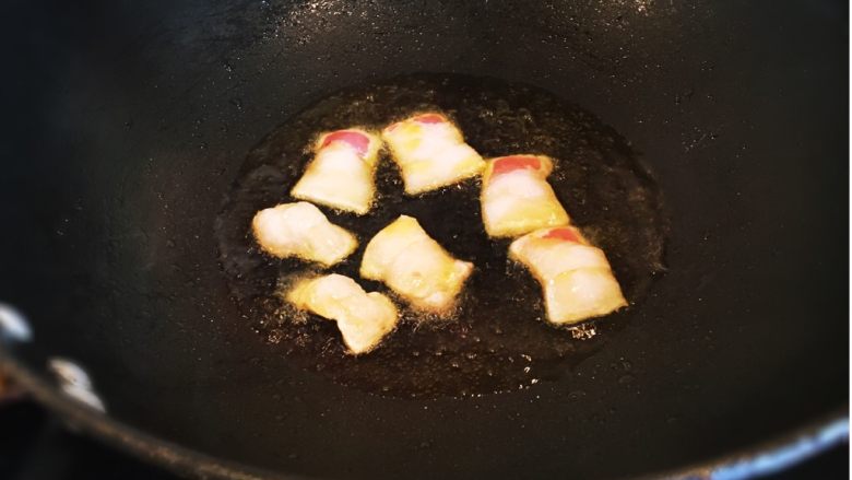 豆角焖面,热锅加底油，先放肥肉片煸出油份。