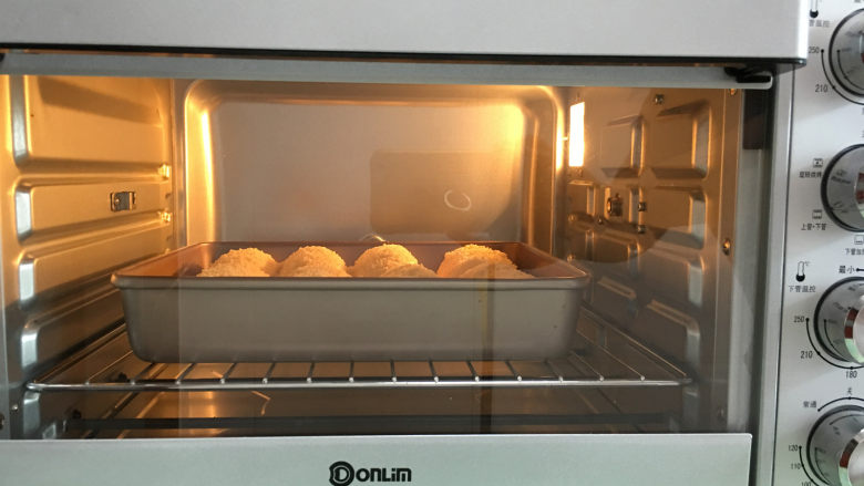 香酥肉松面包,放入提前预热好的烤箱中进行烧烤，时间设定为30分钟，温度为170度。