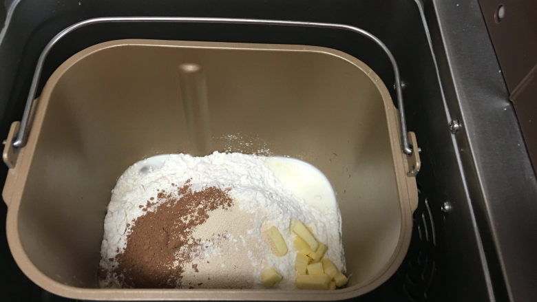 可可味小熊面包,将材料按先液体后粉的顺序放入面包机中，启动标准面包程序开始搅拌。