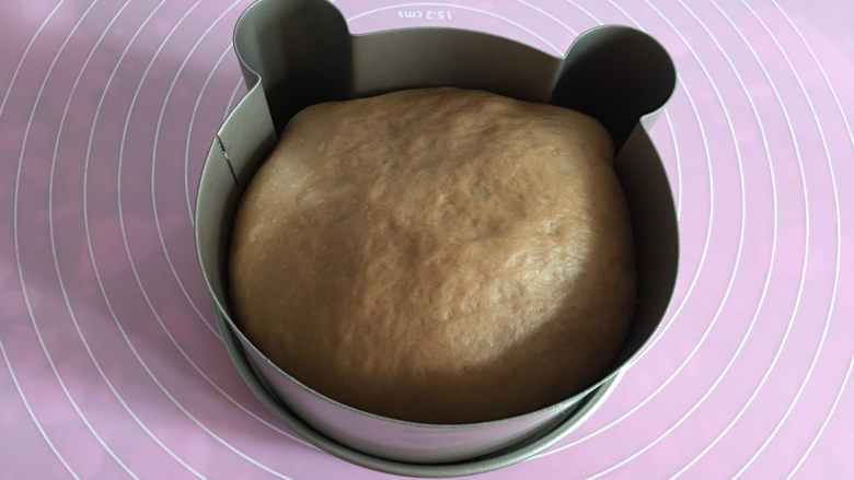 可可味小熊面包,放入烤箱中进行二次发酵，烤箱中放入一碗温水。发酵到8分满的高度，时间35分钟左右。