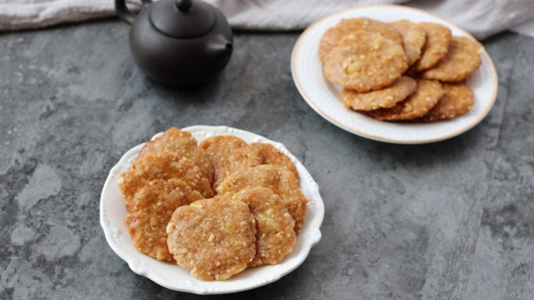 广式鸡仔饼,鸡仔饼属于咸甜口味，重油重糖，可以配上一壶茶解腻