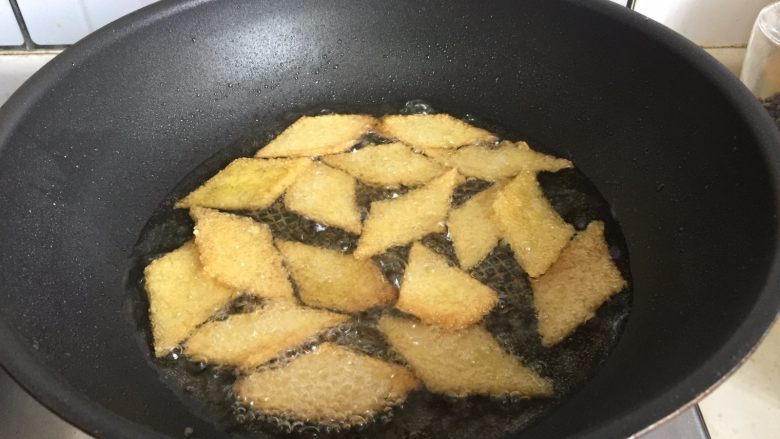 三鲜小米锅巴,油锅加热至五成热后放入小米片，炸至金黄色捞出