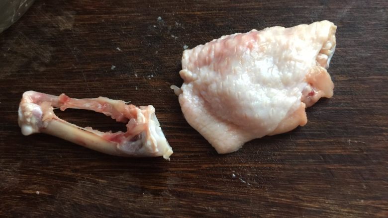 鲜蔬脱骨翅,从一头切断里面的筋膜，慢慢往下把肉脱下，最后取出鸡骨