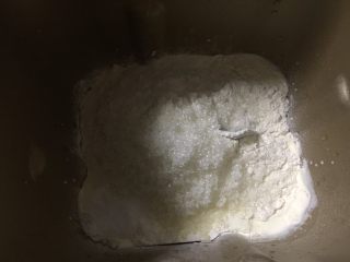 椰蓉麻花排包,面包机内加入主面团黄油以外的材料
