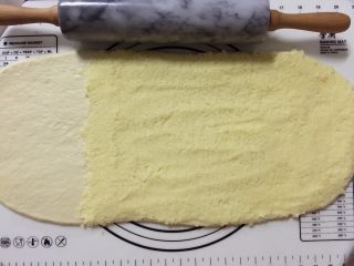 椰蓉麻花排包,面块的2/3面积都涂上冷藏后的椰蓉馅