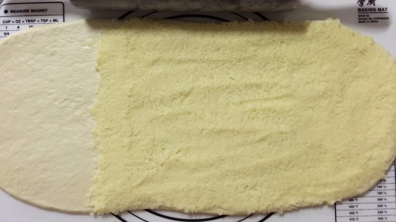 椰蓉麻花排包,面块的2/3面积都涂上冷藏后的椰蓉馅
