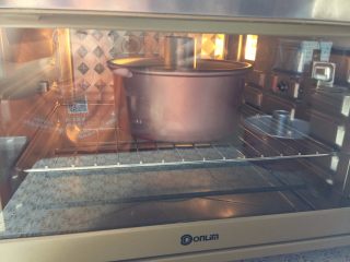 龙猫面包围圈圈,放入预热好的烤箱中层，160度烤20分钟左右