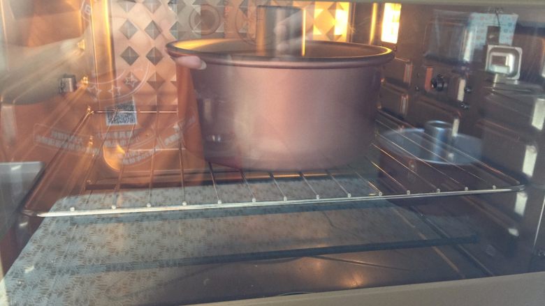 龙猫面包围圈圈,放入预热好的烤箱中层，160度烤20分钟左右