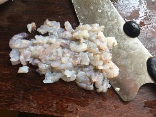 酿羊肚菌,虾仁用刀背压成泥状后
