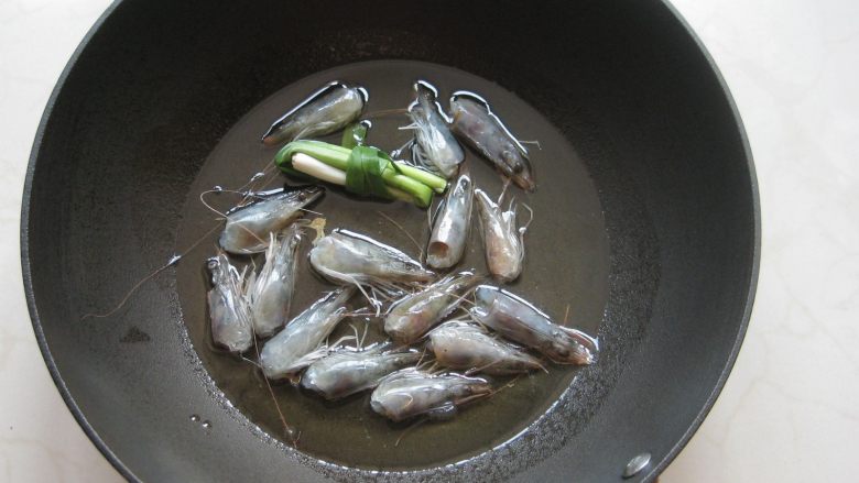 双鲜拌面&自制虾油：又懒又饿来碗快手拌面,将油倒入锅中，放入虾头和葱节。