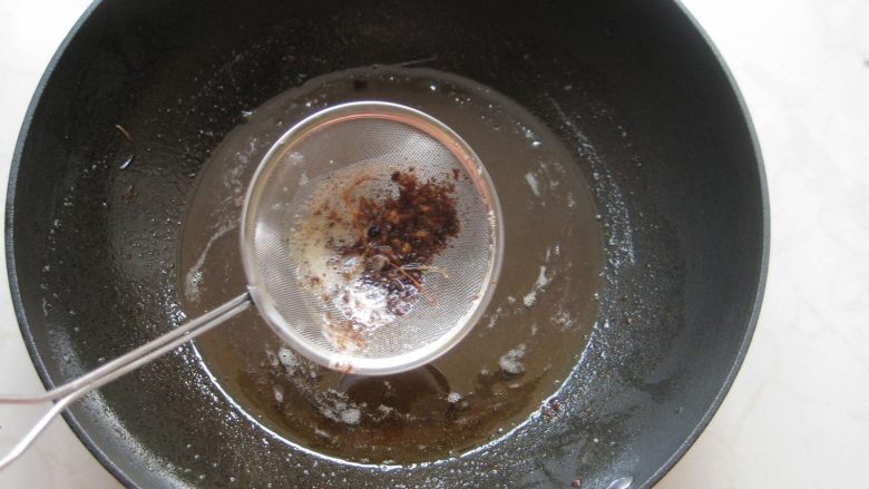 双鲜拌面&自制虾油：又懒又饿来碗快手拌面,关火后用细筛网滤出残渣。