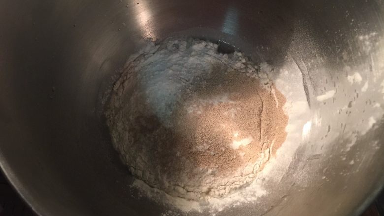 流沙起酥包,所有主料材料称量好倒入厨师机搅拌桶里