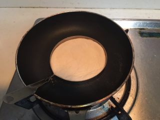 肉夹馍,放入无水无油的锅中烙制，我用的小锅，所以是一个一个烙的