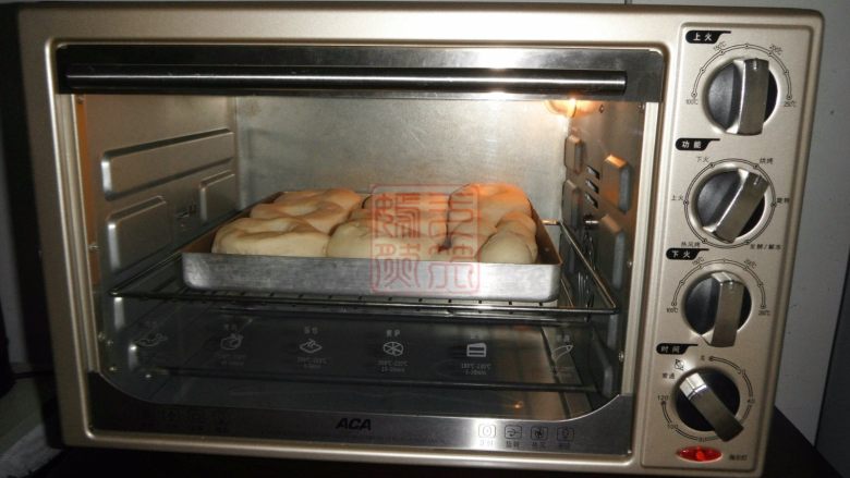 巧克力甜甜圈,然后将面包坯放入预热好的预热烤箱中，选择温度175度，上下火，烤12分钟，