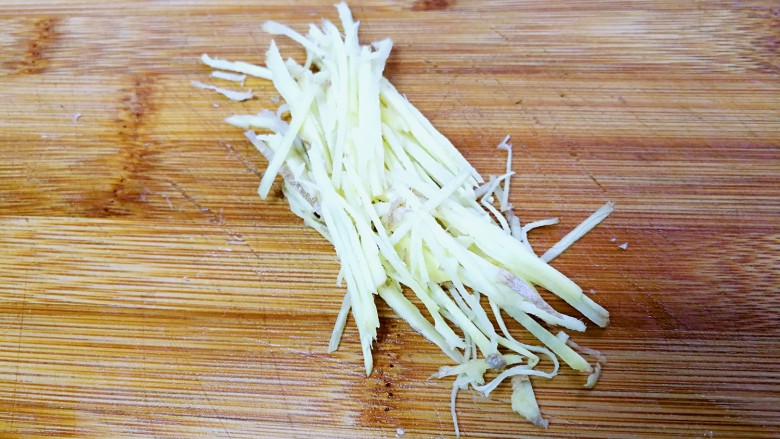 蒜香豆豉蒸鱼头,生姜切成姜丝。