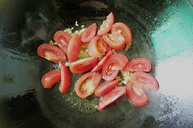 番茄金针菇蛋汤,下番茄翻炒