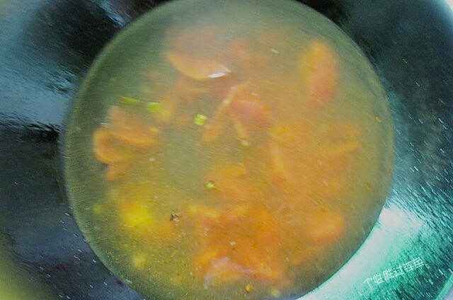 番茄金针菇蛋汤,倒入700ML水